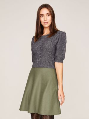 Grauer Strickpullover mit aufwendigem Muster Grauer Strickpullover mit aufwendigem Muster