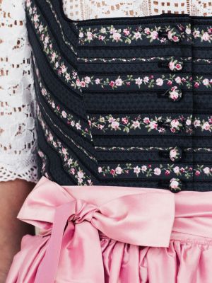 grau-rosa gestreiftes Dirndl mit rosa Schürze grau-rosa gestreiftes Dirndl mit rosa Schürze