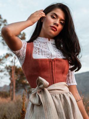 Rostbraunes Dirndl im Animalprint mit zwei Schürzen Rostbraunes Dirndl im Animalprint mit zwei Schürzen