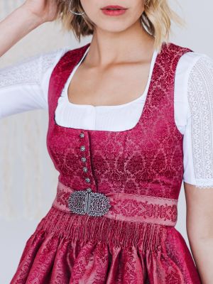 Elegantes Dirndl in schimmerndem Pink Elegantes Dirndl in schimmerndem Pink