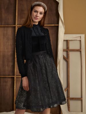 Schwarzes Dirndl mit Samt-Mieder und Seiden-Schürze Schwarzes Dirndl mit Samt-Mieder und Seiden-Schürze