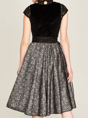 Schwarzes Dirndl mit Samt-Mieder und Seiden-Schürze Schwarzes Dirndl mit Samt-Mieder und Seiden-Schürze