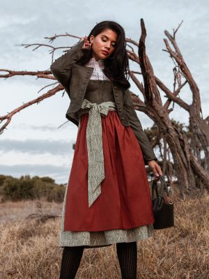 Khaki grünes Dirndl im Animalprint mit zwei Schürzen Khaki grünes Dirndl im Animalprint mit zwei Schürzen