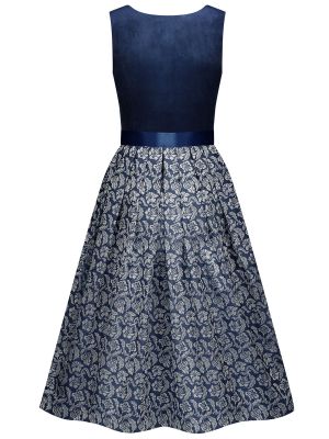 Dunkelblaues Dirndl mit zwei Schürzen Dunkelblaues Dirndl mit zwei Schürzen