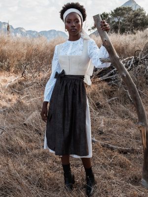 Beiges Leinen-Dirndl mit zwei Schürzen Beiges Leinen-Dirndl mit zwei Schürzen