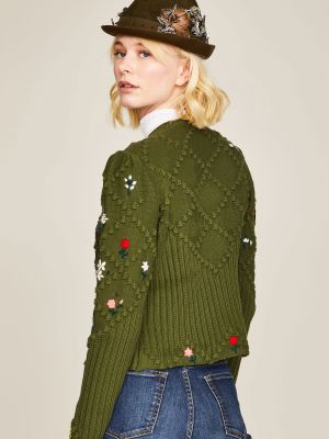 Strickjacke mit aufwendiger Blumenstickerei Strickjacke mit aufwendiger Blumenstickerei