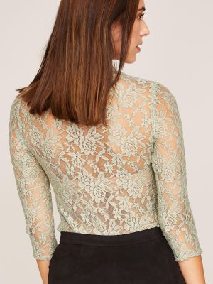 Spitzenbody mit dreiviertel Arm und Stehkragen
Spitzenbody mit dreiviertel Arm und Stehkragen