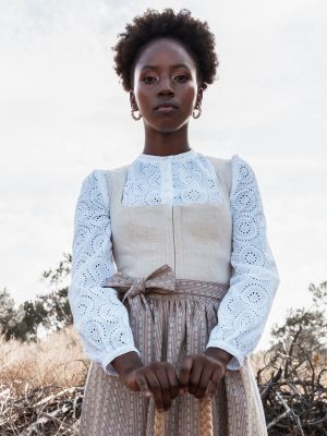 Beiges Leinen-Dirndl mit zwei Schürzen Beiges Leinen-Dirndl mit zwei Schürzen