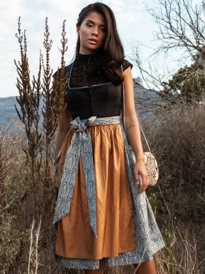 Schwarzes Dirndl im Animalprint mit zwei Schürzen Schwarzes Dirndl im Animalprint mit zwei Schürzen