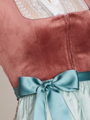 Pflaumen-farbenes Dirndl mit zwei Schürzen Pflaumen-farbenes Dirndl mit zwei Schürzen