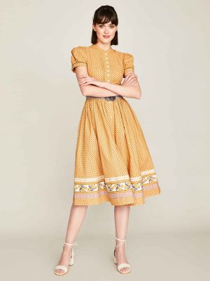 Senf-farbenes Kleid mit Gürtel Senf-farbenes Kleid mit Gürtel