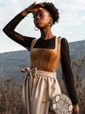 Karamellfarbenes Samt-Dirndl mit zwei Schürzen Karamellfarbenes Samt-Dirndl mit zwei Schürzen