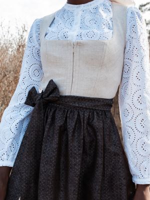 Beiges Leinen-Dirndl mit zwei Schürzen Beiges Leinen-Dirndl mit zwei Schürzen