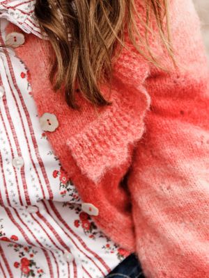 Moderne Strickjacke in Koralle Moderne Strickjacke in Koralle
