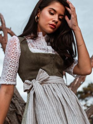 Khaki grünes Dirndl im Animalprint mit zwei Schürzen Khaki grünes Dirndl im Animalprint mit zwei Schürzen