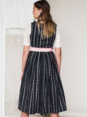 grau-rosa gestreiftes Dirndl mit rosa Schürze grau-rosa gestreiftes Dirndl mit rosa Schürze