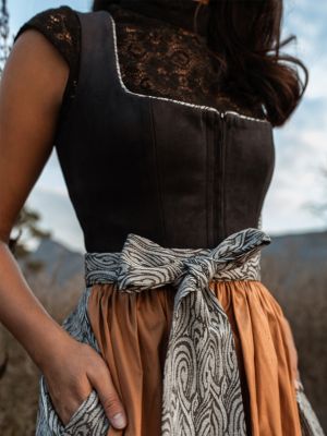 Schwarzes Dirndl im Animalprint mit zwei Schürzen Schwarzes Dirndl im Animalprint mit zwei Schürzen
