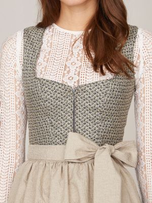 Romantisches Dirndl mit Blumenmuster und zwei Schürzen Romantisches Dirndl mit Blumenmuster und zwei Schürzen