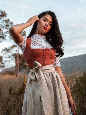 Rostbraunes Dirndl im Animalprint mit zwei Schürzen Rostbraunes Dirndl im Animalprint mit zwei Schürzen