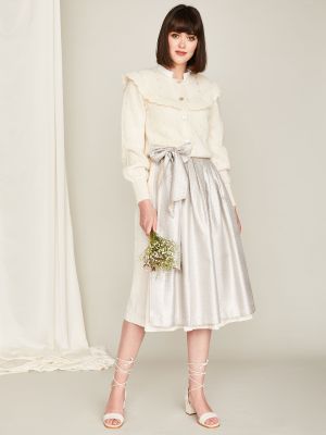 Sandfarbenes Dirndl mit glänzender Schürze Sandfarbenes Dirndl mit glänzender Schürze