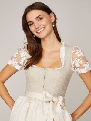 Beigefarbenes Dirndl mit zwei Schürzen Beigefarbenes Dirndl mit zwei Schürzen