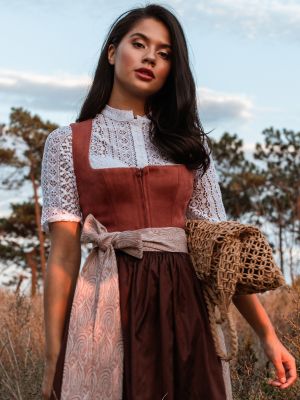 Rostbraunes Dirndl im Animalprint mit zwei Schürzen Rostbraunes Dirndl im Animalprint mit zwei Schürzen