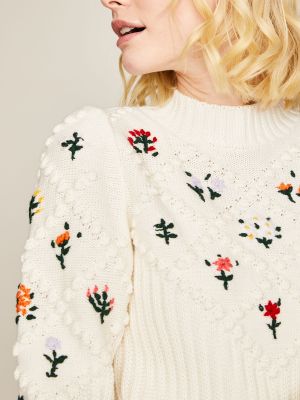 Strickpullover mit Blumenstickerei Strickpullover mit Blumenstickerei
