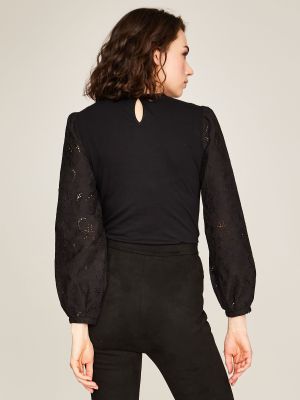Body aus Lochspitze mit weitem Arm und Borten Einsätzen Body aus Lochspitze mit weitem Arm und Borten Einsätzen