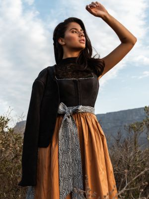 Schwarzes Dirndl im Animalprint mit zwei Schürzen Schwarzes Dirndl im Animalprint mit zwei Schürzen