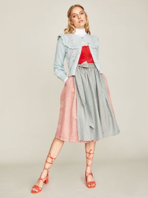 Korallenrotes Dirndl mit zwei Schürzen Korallenrotes Dirndl mit zwei Schürzen
