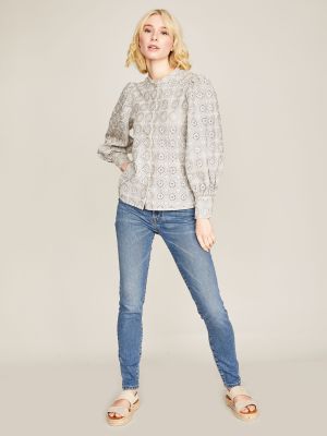 Hellgraue Bluse mit Stickerei Hellgraue Bluse mit Stickerei
