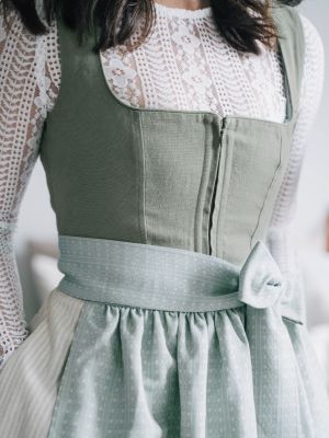 Khakifarbenes Dirndl mit zwei Schürzen Khakifarbenes Dirndl mit zwei Schürzen