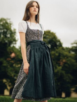 Dunkelblaues Dirndl mit Denim-Optik-Schürze Dunkelblaues Dirndl mit Denim-Optik-Schürze