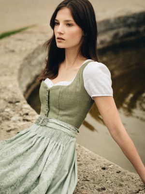 Hellgrünes Dirndl Hellgrünes Dirndl