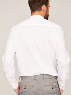Weißes Baumwollhemd mit dezenter Struktur und Brusttasche