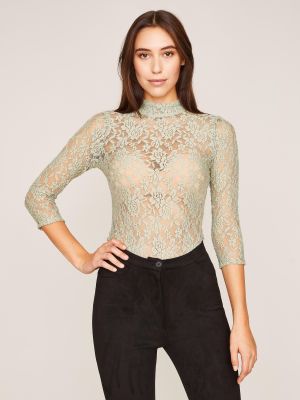 Spitzenbody mit dreiviertel Arm und Stehkragen
Spitzenbody mit dreiviertel Arm und Stehkragen