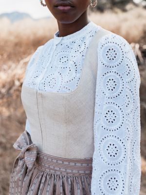 Beiges Leinen-Dirndl mit zwei Schürzen Beiges Leinen-Dirndl mit zwei Schürzen