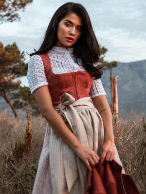 Rostbraunes Dirndl im Animalprint mit zwei Schürzen Rostbraunes Dirndl im Animalprint mit zwei Schürzen