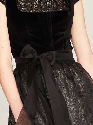 Schwarzes Dirndl mit Samt-Mieder und Seiden-Schürze Schwarzes Dirndl mit Samt-Mieder und Seiden-Schürze
