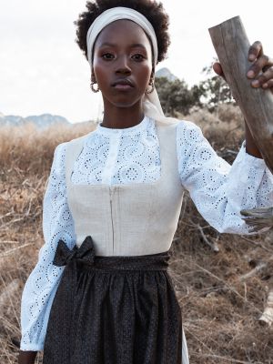 Beiges Leinen-Dirndl mit zwei Schürzen Beiges Leinen-Dirndl mit zwei Schürzen