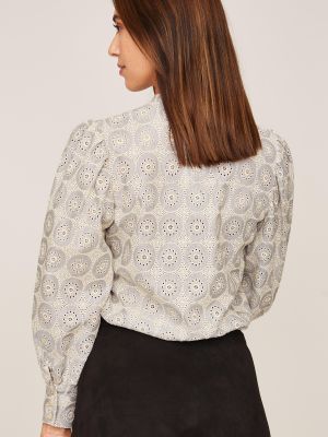 Hellgraue Bluse mit Stickerei Hellgraue Bluse mit Stickerei