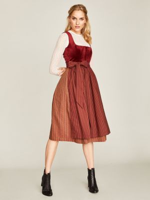 Weinrotes Dirndl mit zwei Schürzen Weinrotes Dirndl mit zwei Schürzen