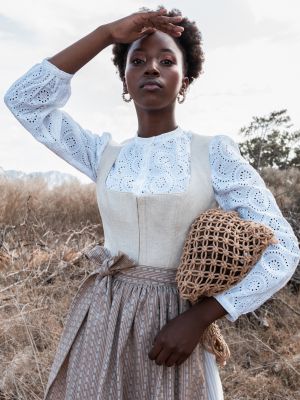 Beiges Leinen-Dirndl mit zwei Schürzen Beiges Leinen-Dirndl mit zwei Schürzen
