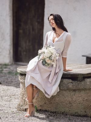 Cremefarbenes Dirndl mit Herzausschnitt Cremefarbenes Dirndl mit Herzausschnitt
