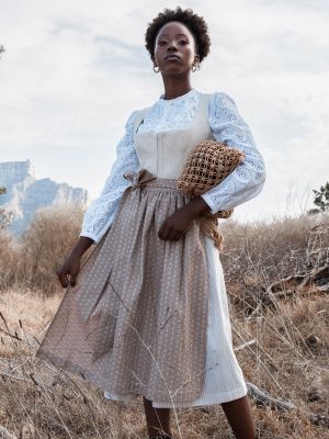 Beiges Leinen-Dirndl mit zwei Schürzen Beiges Leinen-Dirndl mit zwei Schürzen