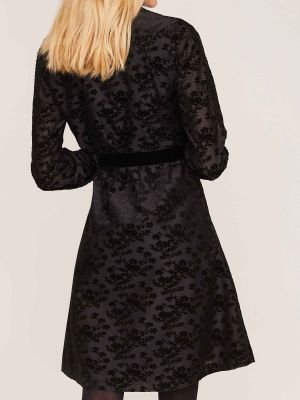 Schwarzes Kleid mit Samt-Muster und Taillengürtel