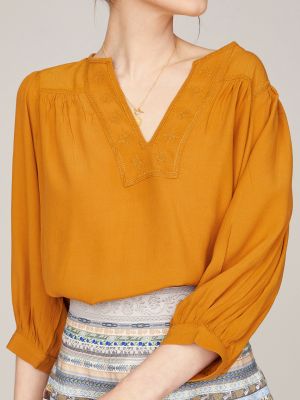 Hellbraune Bluse mit Puffärmeln Hellbraune Bluse mit Puffärmeln