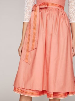Coralfarbenes Dirndl mit Stickereien Coralfarbenes Dirndl mit Stickereien