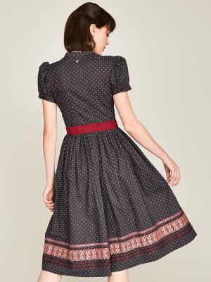 Schwarzes Kleid mit Streublumenmuster Schwarzes Kleid mit Streublumenmuster