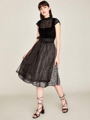 Schwarzes Dirndl mit Samt-Mieder und Seiden-Schürze Schwarzes Dirndl mit Samt-Mieder und Seiden-Schürze